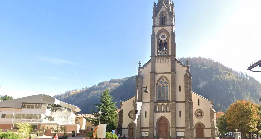 Anziana di 93 anni investita a da un furgone vicino alla chiesa di Predazzo: gravissima