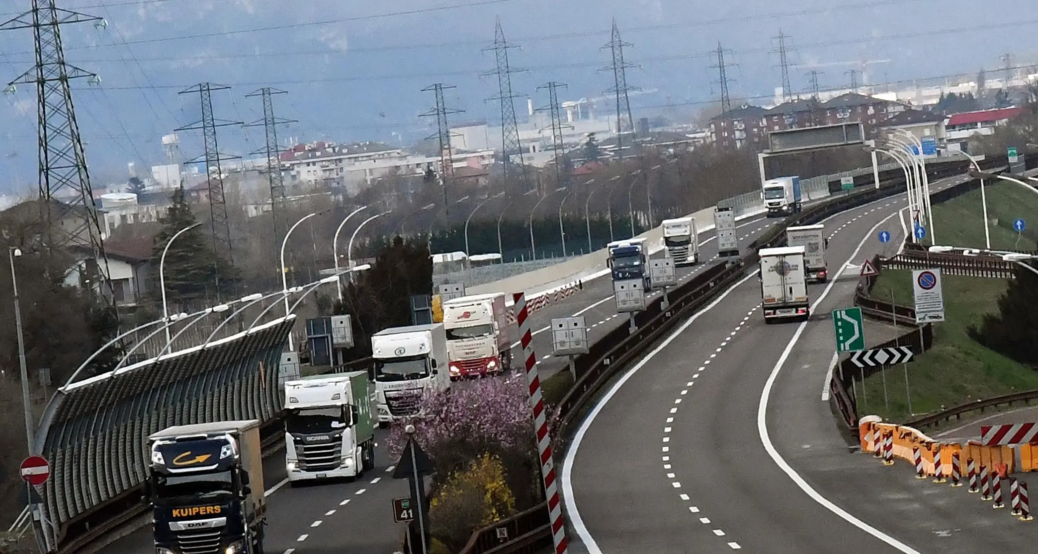 Allarme logistica, mancano autisti e il carburante è alle stelle: «Se fermi il camion in area di servizio, ti rubano il gasolio dai serbatoi»