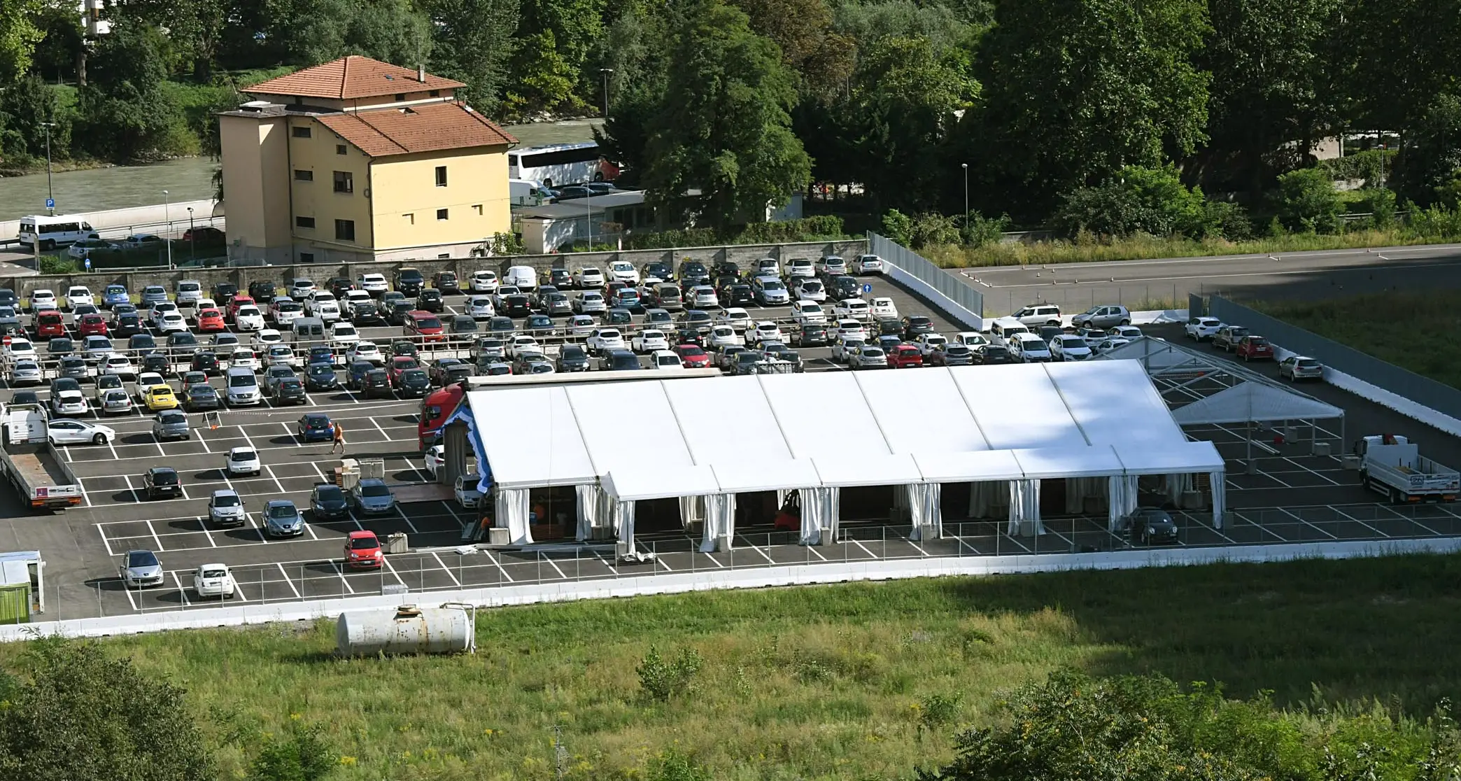 Oktoberfest all’ex Italcementi: divieti di sosta esposti il 24, ma validi dal 24, il pasticcio del Comune e il rischio rimozioni