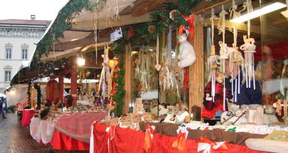 Mercatini di Natale a numero chiuso, ora è ufficiale: green pass e braccialetti colorati ogni giorno diversi
