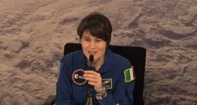 Samantha Cristoforetti racconta la passeggiata spaziale: “Una grande emozione, la Terra ci scorreva sotto”