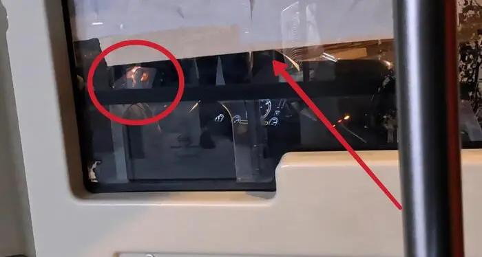 Guarda un film mentre guida il bus: sospeso da servizio e stipendio