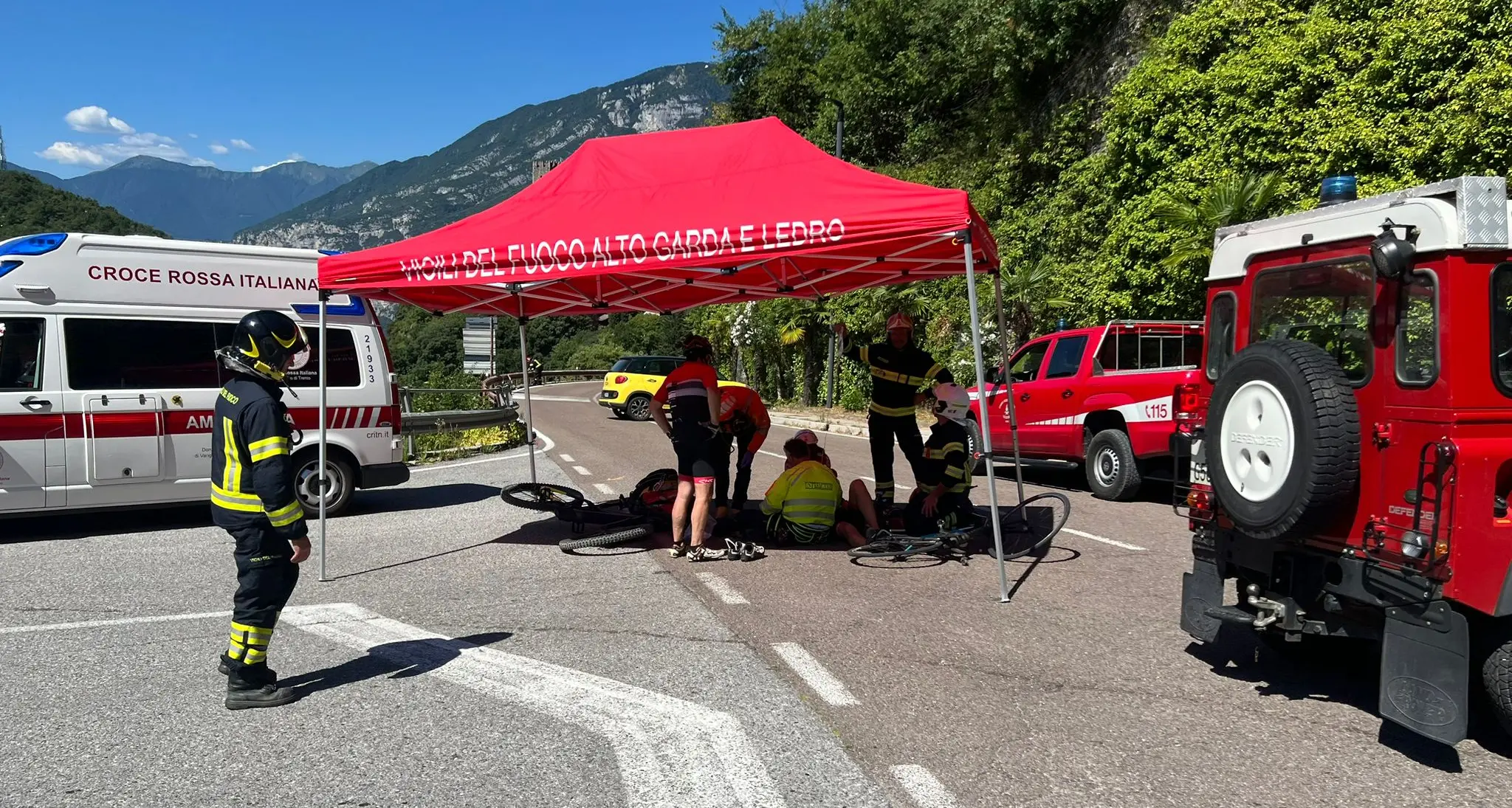 Scontro tra bici: feriti due ciclisti, uno portato in elicottero in ospedale