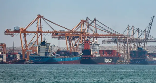 Emirati: missili iraniani contro due nostre petroliere a Hormuz, un morto e 8 feriti