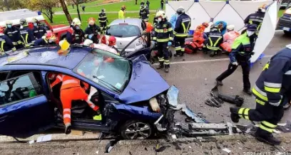 Frontale fra due auto a Spiazzo Rendena, tre persone incastrate nelle lamiere