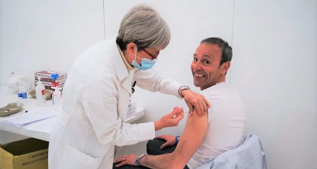 Failoni si vaccina e pubblica le foto su Facebook: «Finalmente, arrivato il mio turno...»