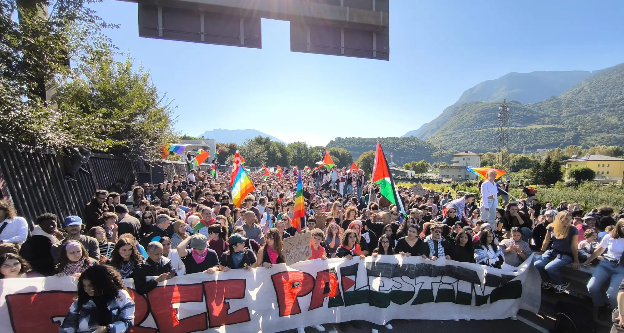 Manifestanti occupano i binari della stazione di Trento. La Questura: «Saranno denunciati»