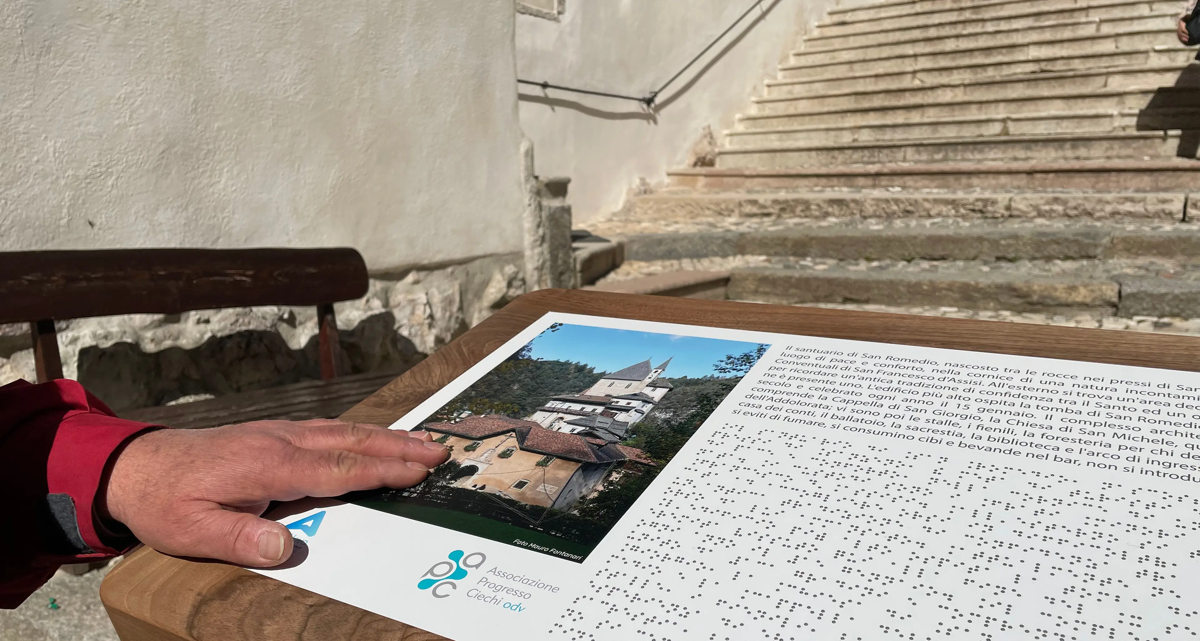 San Romedio, una tabella «tattile» per visitatori non vedenti, il santuario è davvero inclusivo