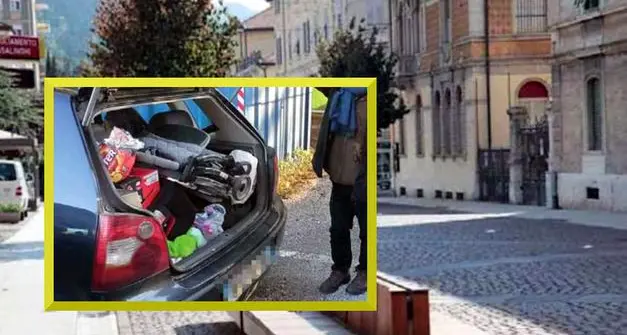Trovata una sistemazione alla famiglia che di giorno viveva in macchina con tre bambini