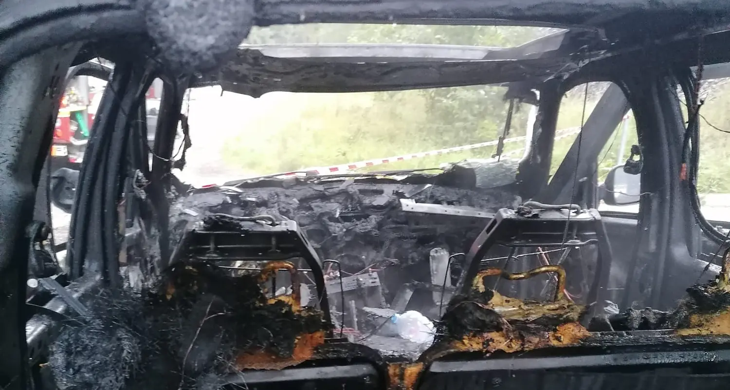 Mattinata di paura a Fornace: fuoristrada divorato dalle fiamme, il conducente si salva