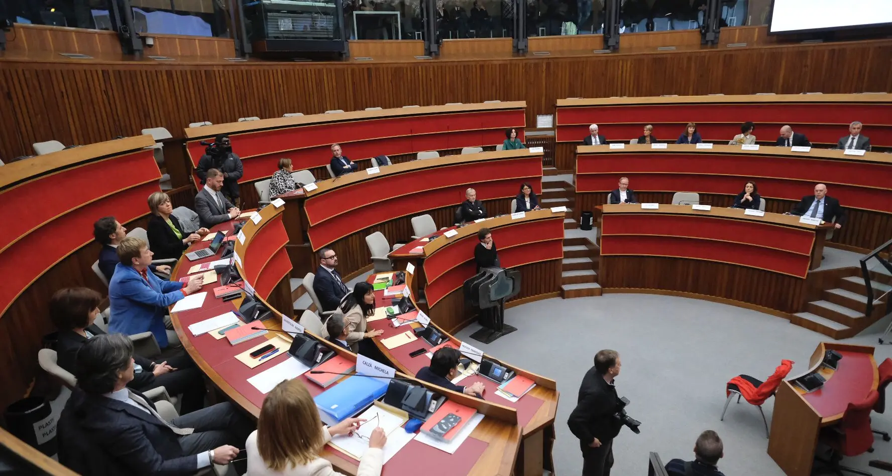Campobase: “Mortificazione senza precedenti dell'autonomia, si assiste a uno spettacolo indecoroso”