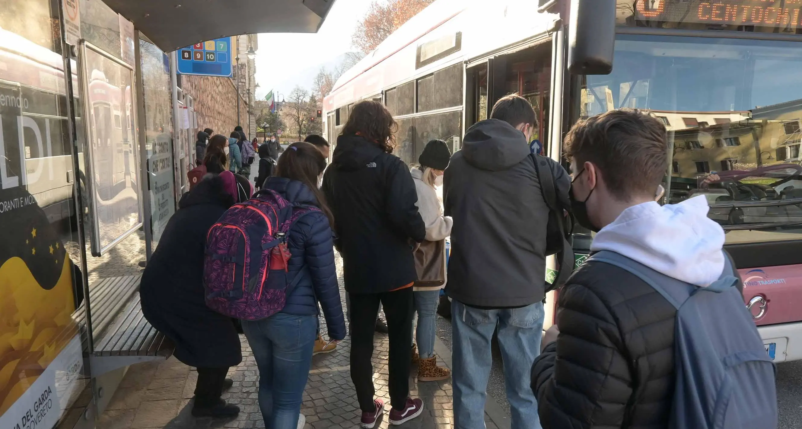«Urla alla fermata e contro una ragazza disabile»: protagonista un autista di Trentino Trasporti