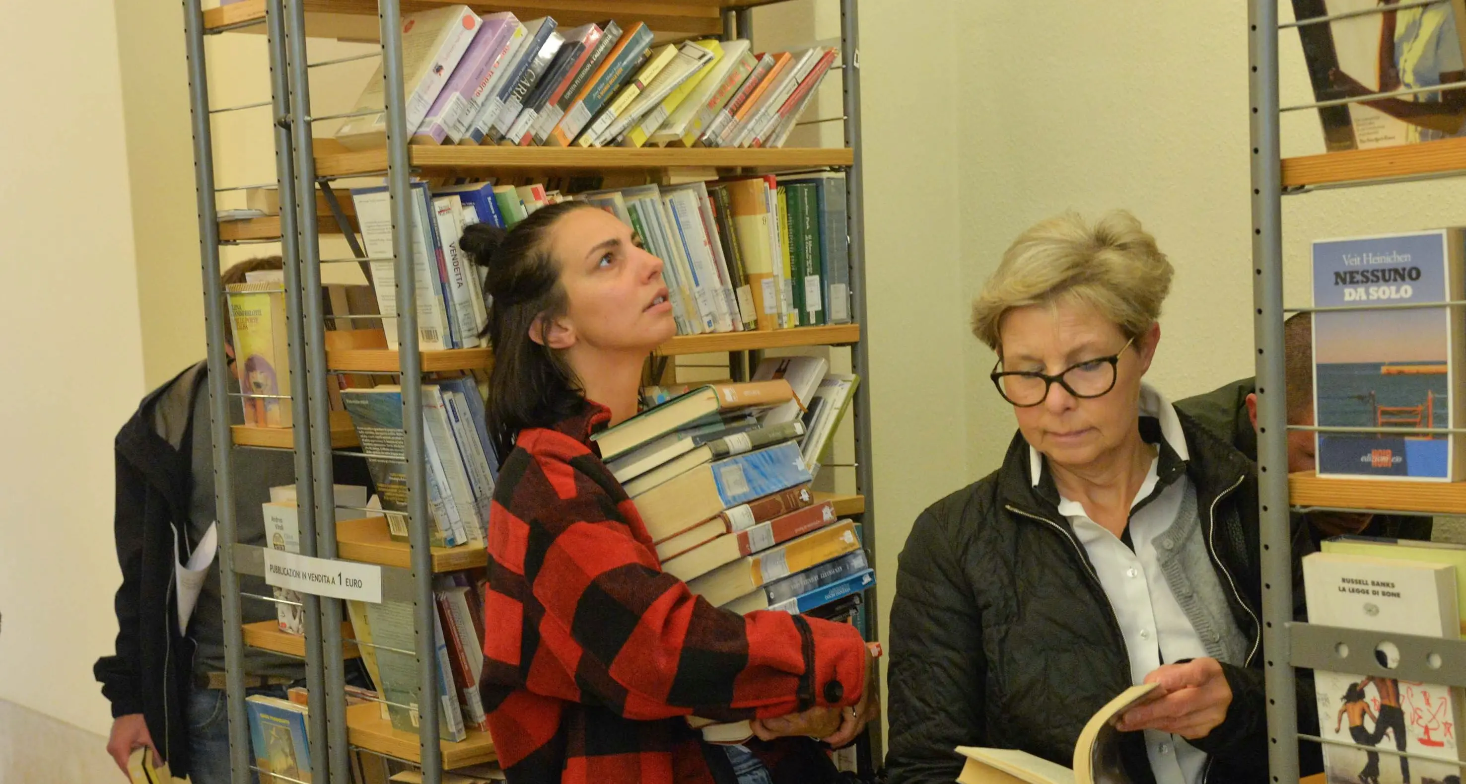 La biblioteca di Trento vende i libri da eliminare: da martedì, tutto a un euro
