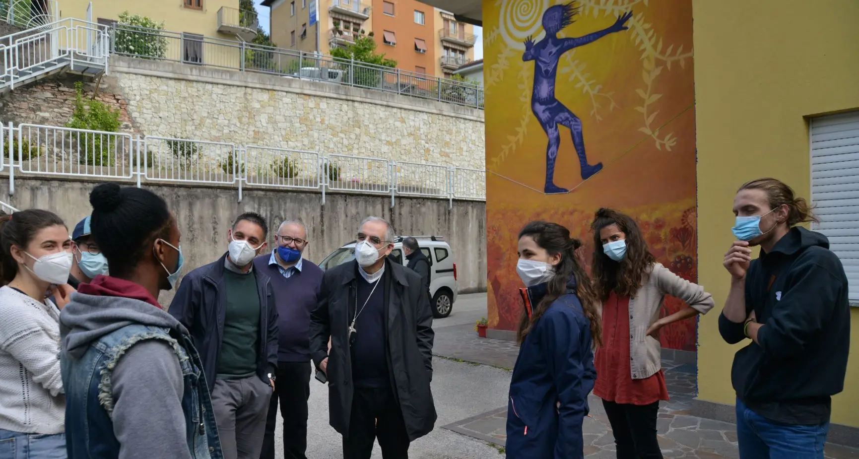 Il vescovo visita le 5 strutture dei religiosi che hanno aperto all’accoglienza: “Esperienza meravigliosa di Vangelo”