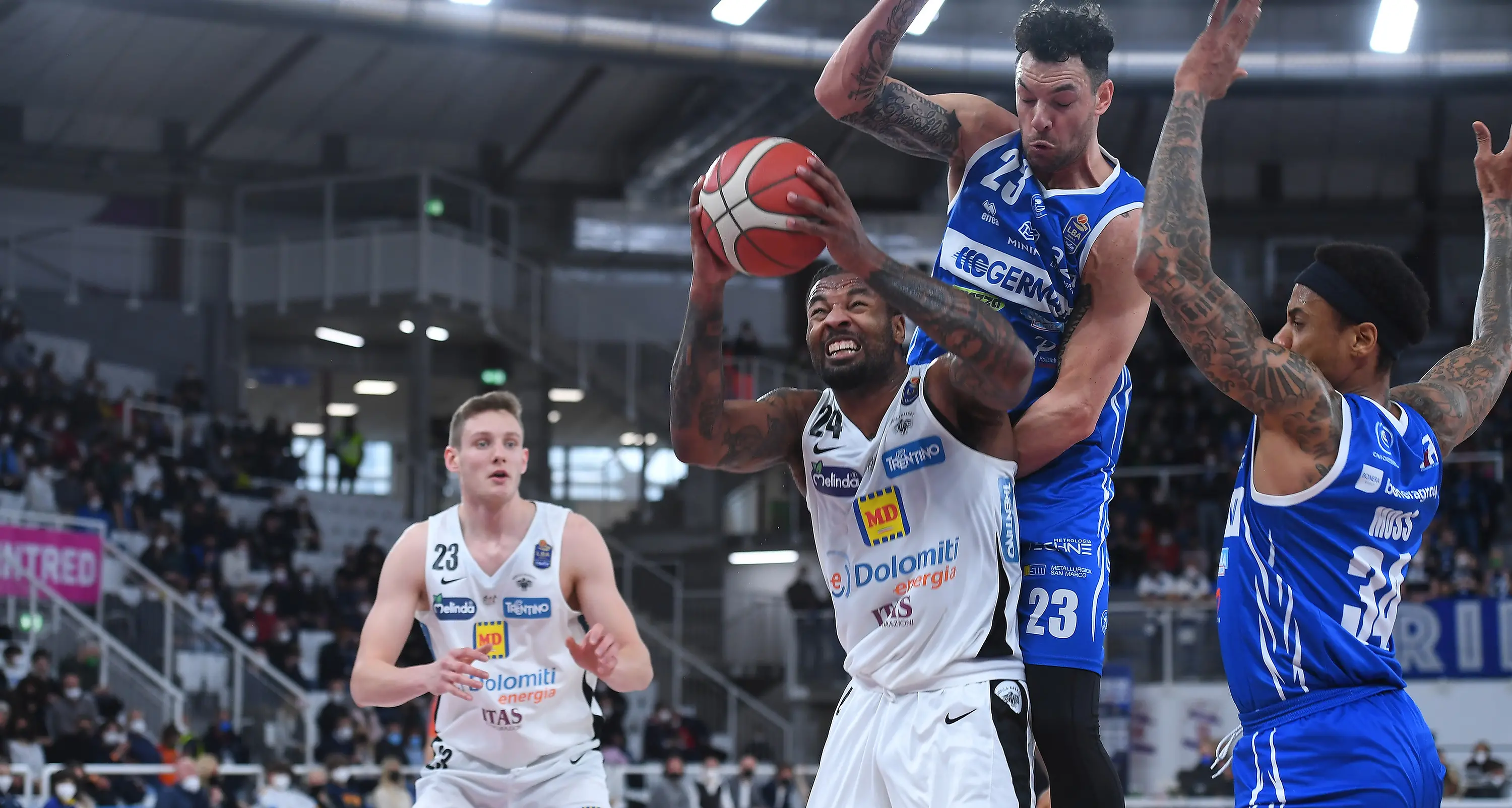 Aquila basket a picco, dominata da Brescia che vince con 124 punti di distacco