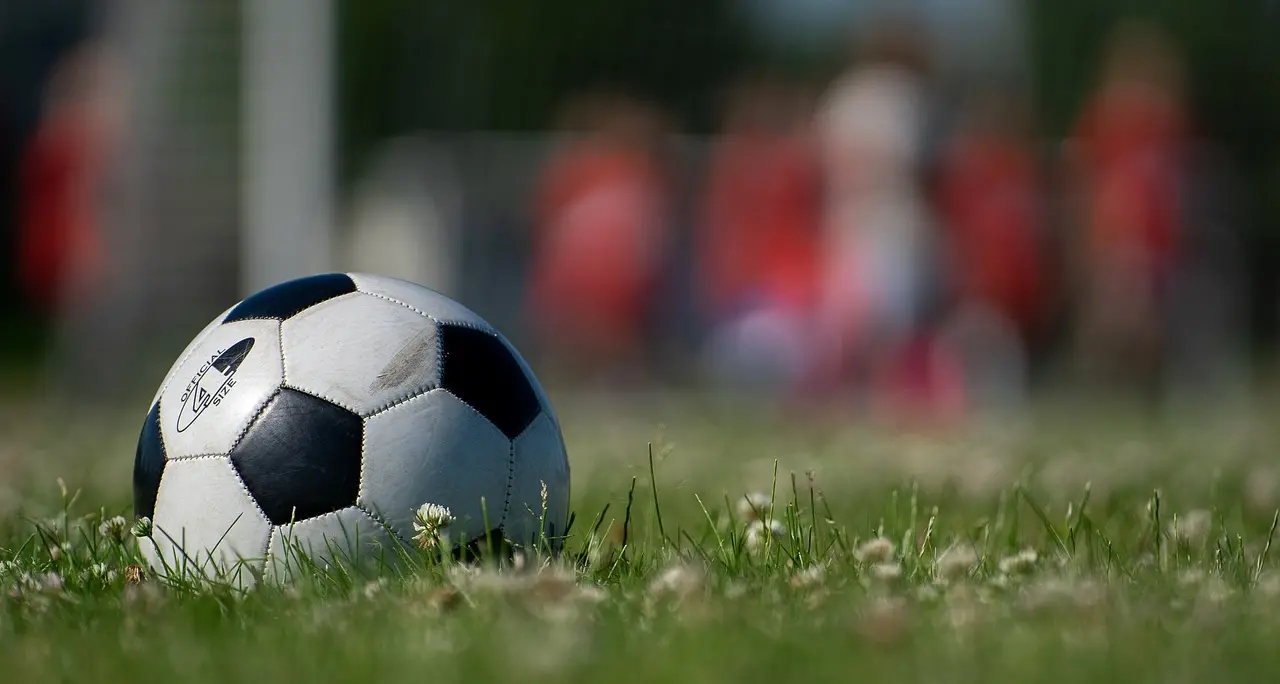 Bolzano, rissa davanti alla scuola media per un pallone non restituito: un minorenne ferito e cinque denunciati