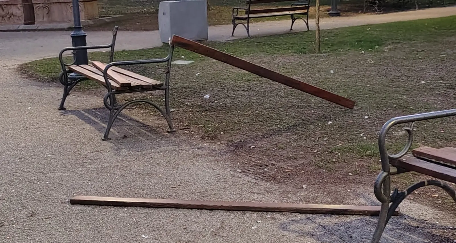 Nella notte vandali in azione in piazza Dante: colpite le panchine