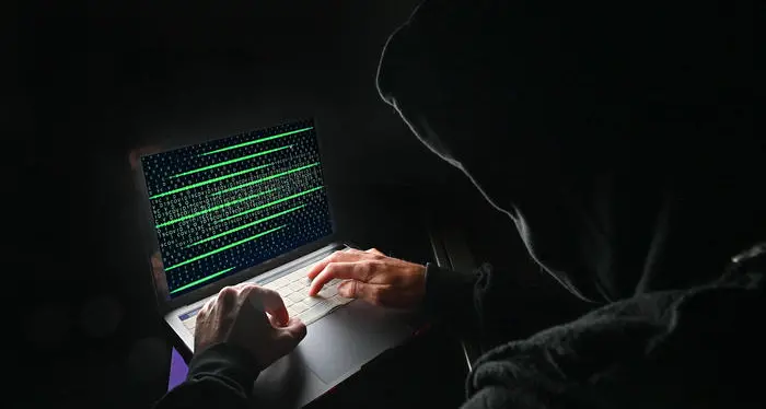 Truffa da 600mila euro, patteggia 10 mesi per il cyber attacco: caduta l’accusa di riciclaggio