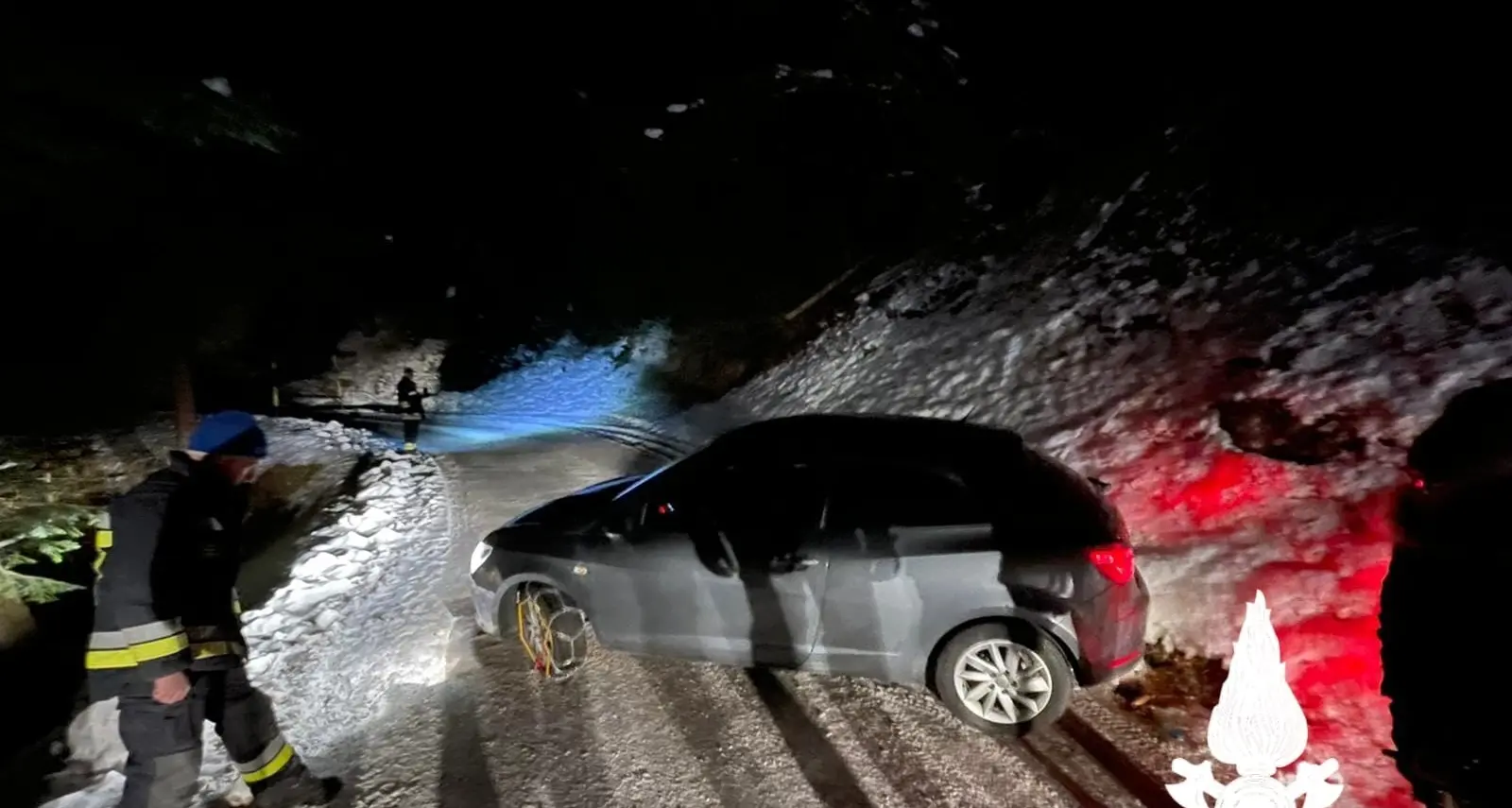 Macchina di traverso sulla neve: incastrata, devono intervenire i Vigili del Fuoco