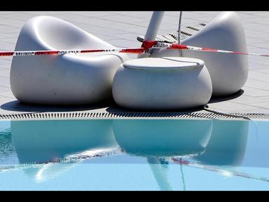 Entrata di una piscina pubblica con cartelli di sicurezza, ispettori in sopralluogo, immagine di approfondimento