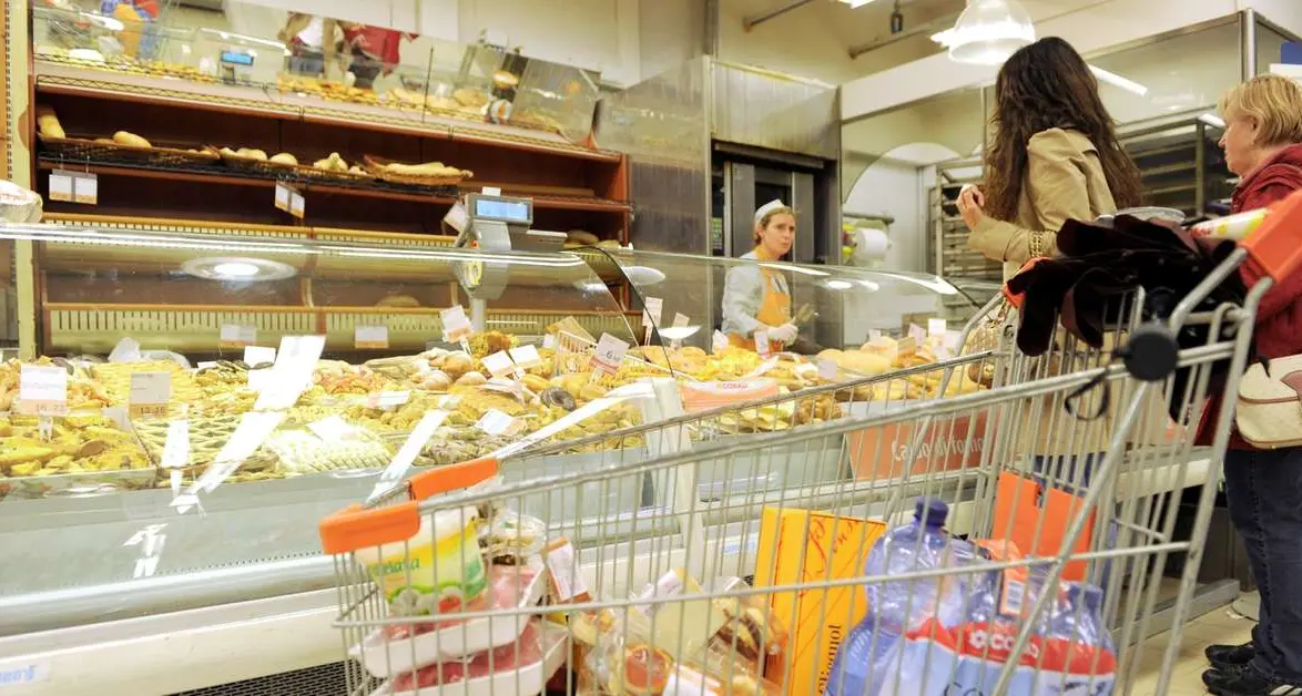 Inflazione, il calo non blocca l’impennata del carrello della spesa che sale del 9.3%