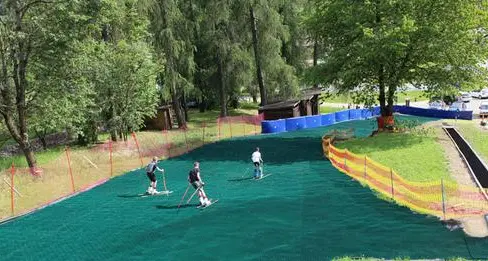 Volete sciare d’estate? A Mezzana arriva la prima pista vicino alla ciclabile, però è di plastica