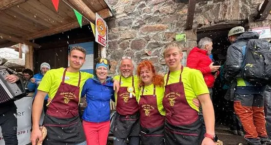 Al rifugio Sette Selle folla e commozione per il «cambio della guardia», ecco le foto più belle della festa di domenica