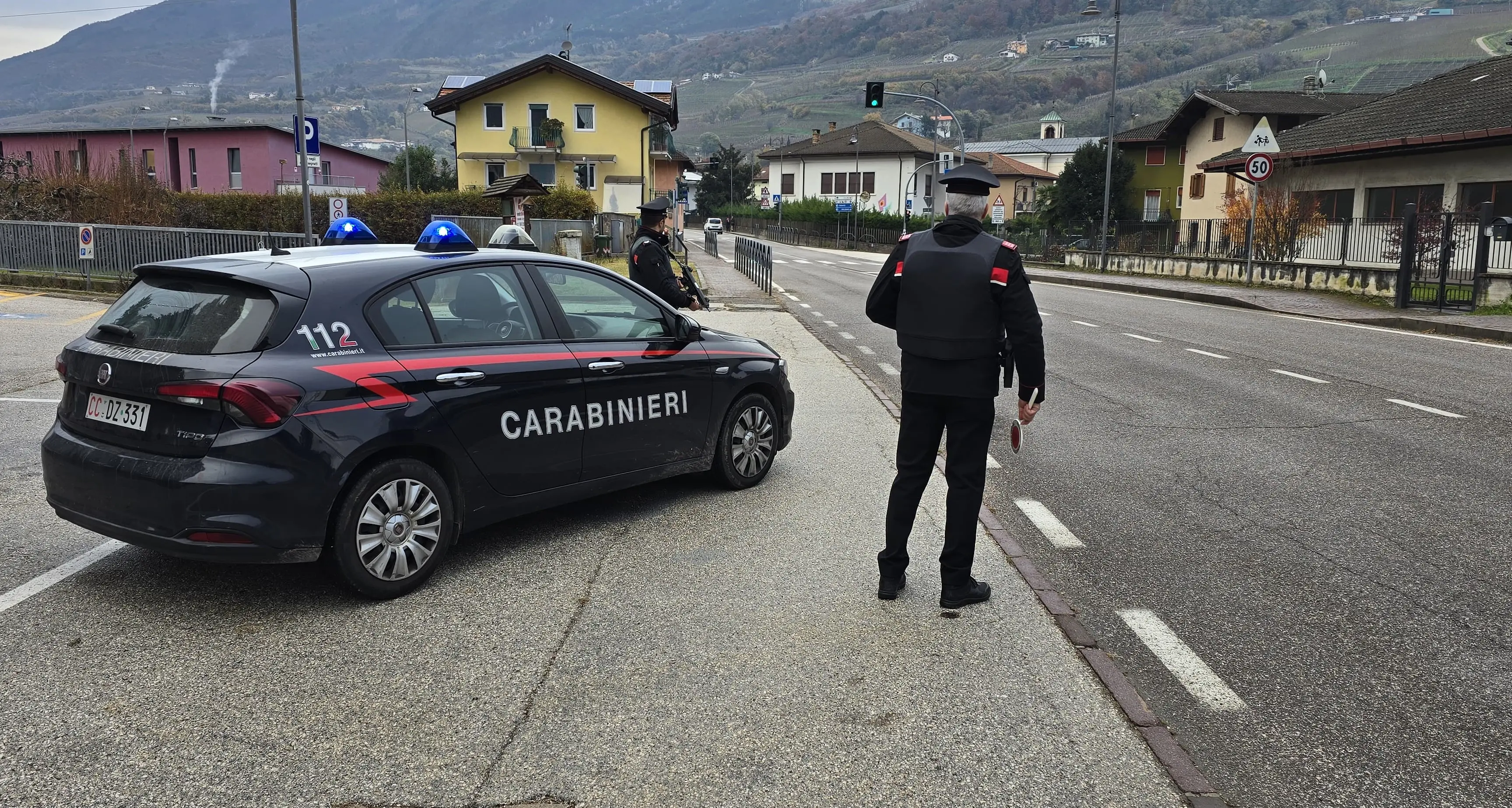 Ignora il divieto di avvicinamento e aggredisce la ex compagna: arrestato