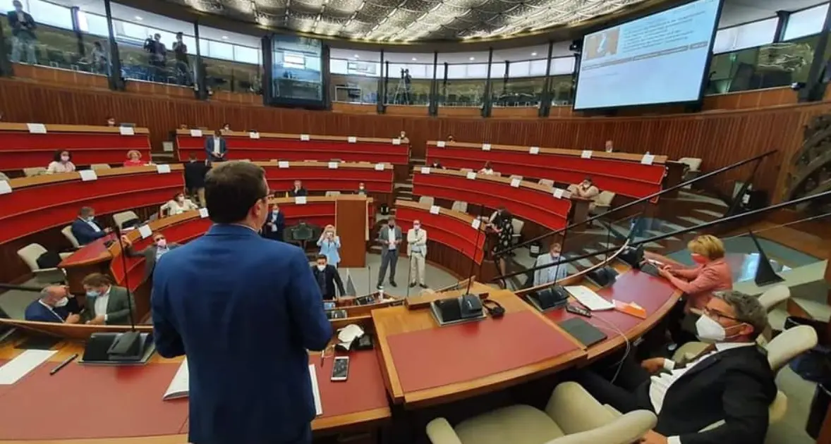 Stipendi dei consiglieri regionali sempre più alti, la rabbia dei sindacati: “Basta trucchetti per aumentarli”