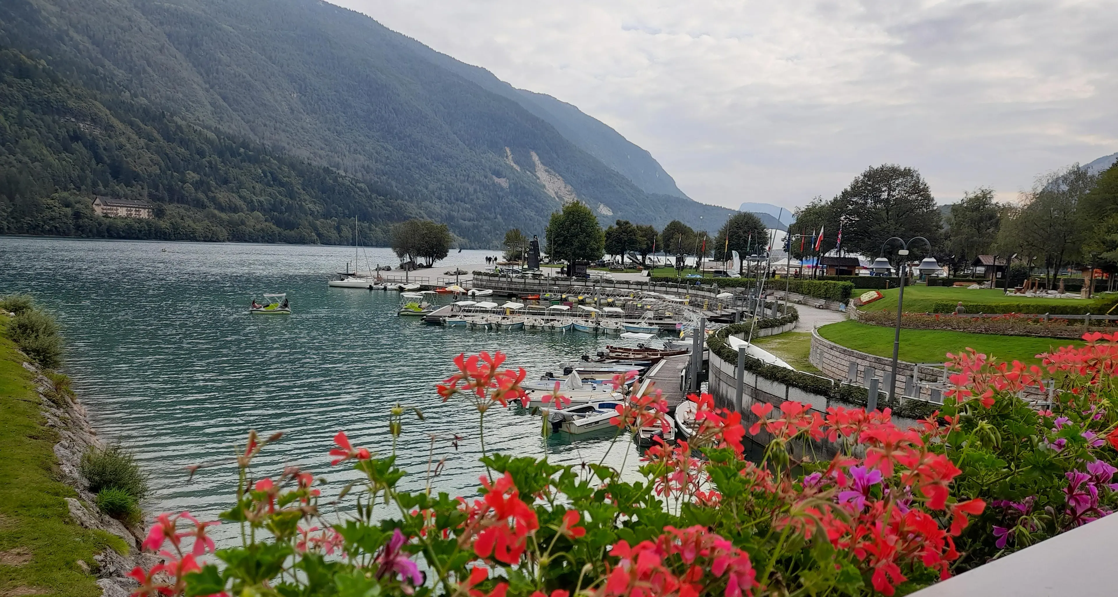 Molveno: troppo traffico per il lago, cercansi soluzioni e parcheggi per l'estate (ma dal 2025)
