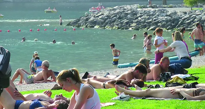 A Riva scatta il divieto di giocare a pallone sulla spiaggia