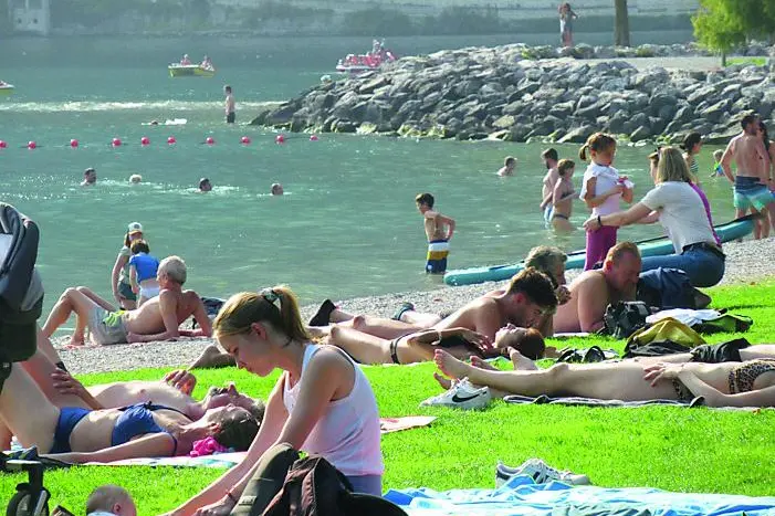A Riva scatta il divieto di giocare a pallone sulla spiaggia