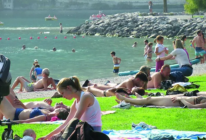 A Riva scatta il divieto di giocare a pallone sulla spiaggia