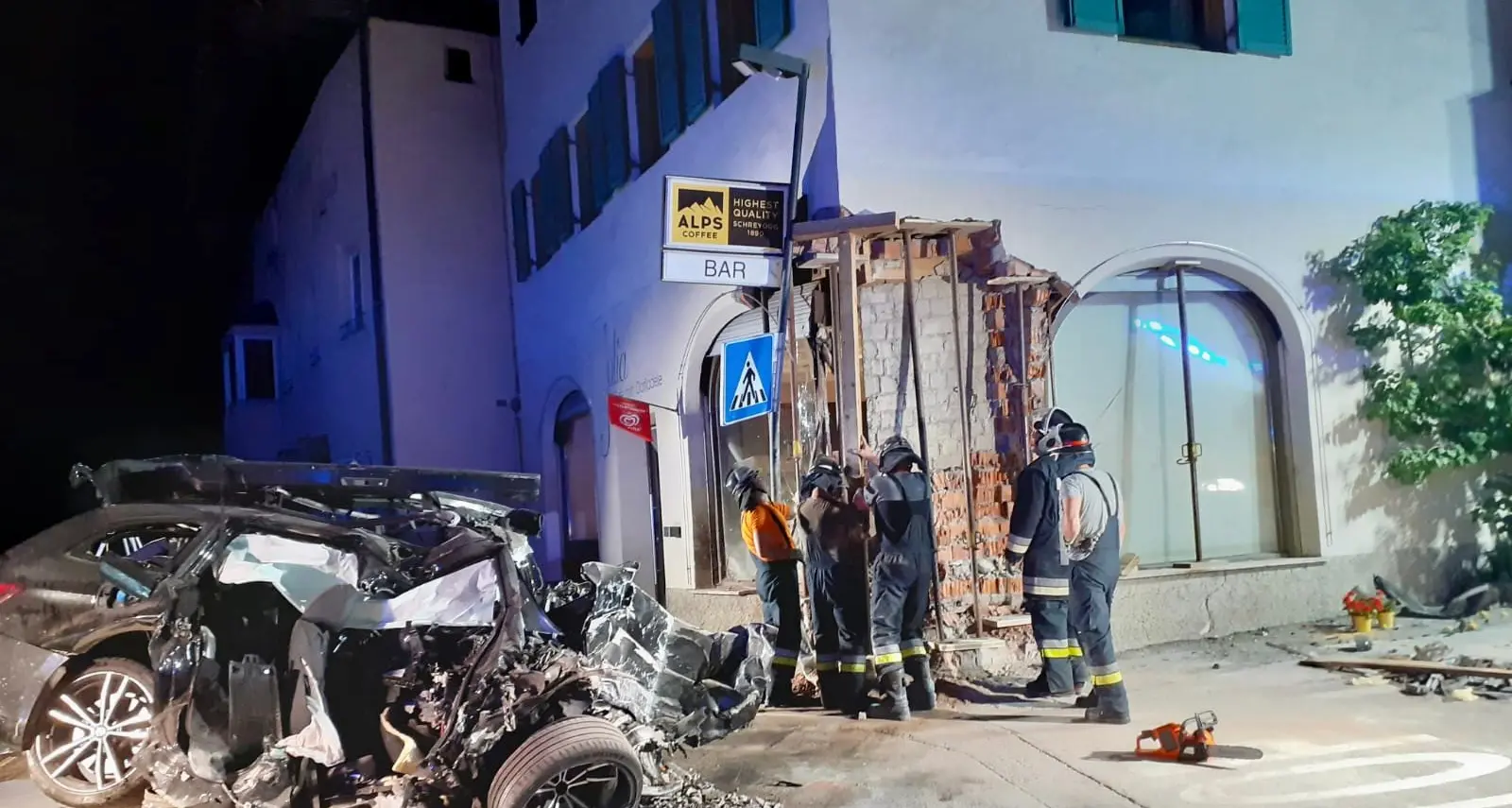 Tragica notte a Mules: esce di strada e va a schiantarsi contro un edificio, muore un 37enne