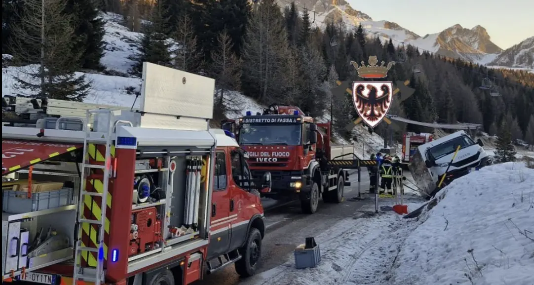 Passo San Pellegrino, furgone frigo esce di strada e resta in bilico su un fossato
