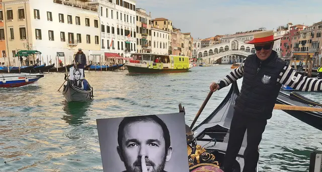 Violenza donne: a Venezia flash mob in gondola