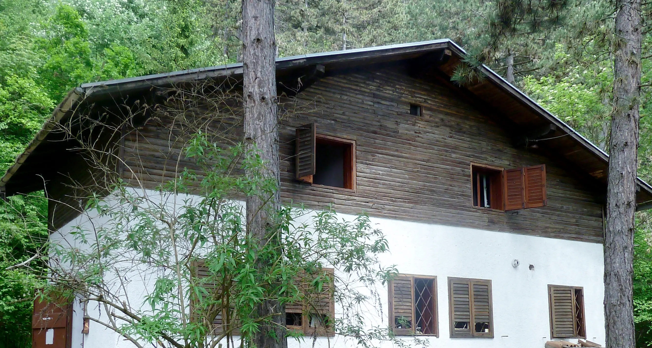 La triste storia del Rifugio Calisio, si chiede almeno di transennarlo, ma come per il Campel non si vede soluzione né riapertura
