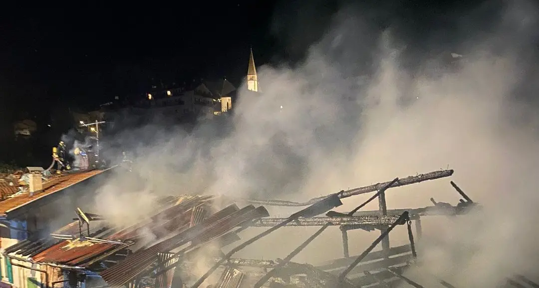 Tesero: in fiamme un fienile, notte di superlavoro per i vigili del fuoco
