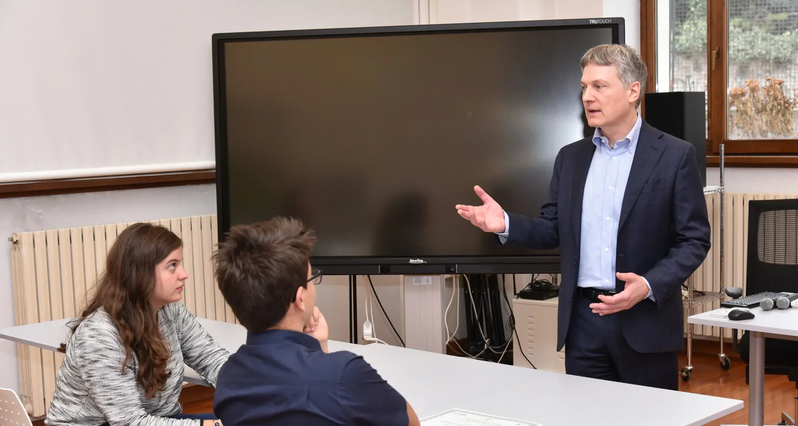 Il liceo di Rovereto non trova insegnanti di scienze, e il preside mette un annuncio su Facebook: un successo