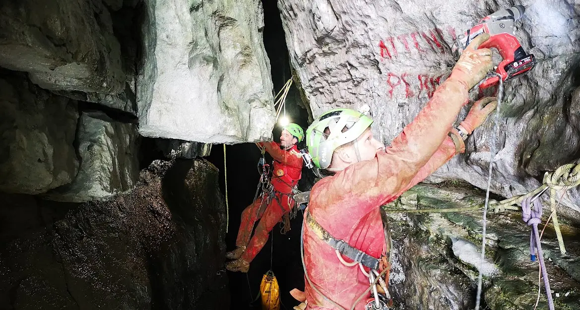 Nella grotta Gabrielli, sulla Vigolana, la spettacolare esercitazione del Soccorso Speleologico e Alpino