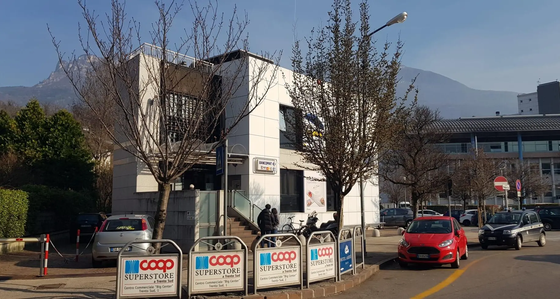 Persone problematiche intorno all'ospedale, un presidio dei vigili in largo Medaglie d'Oro