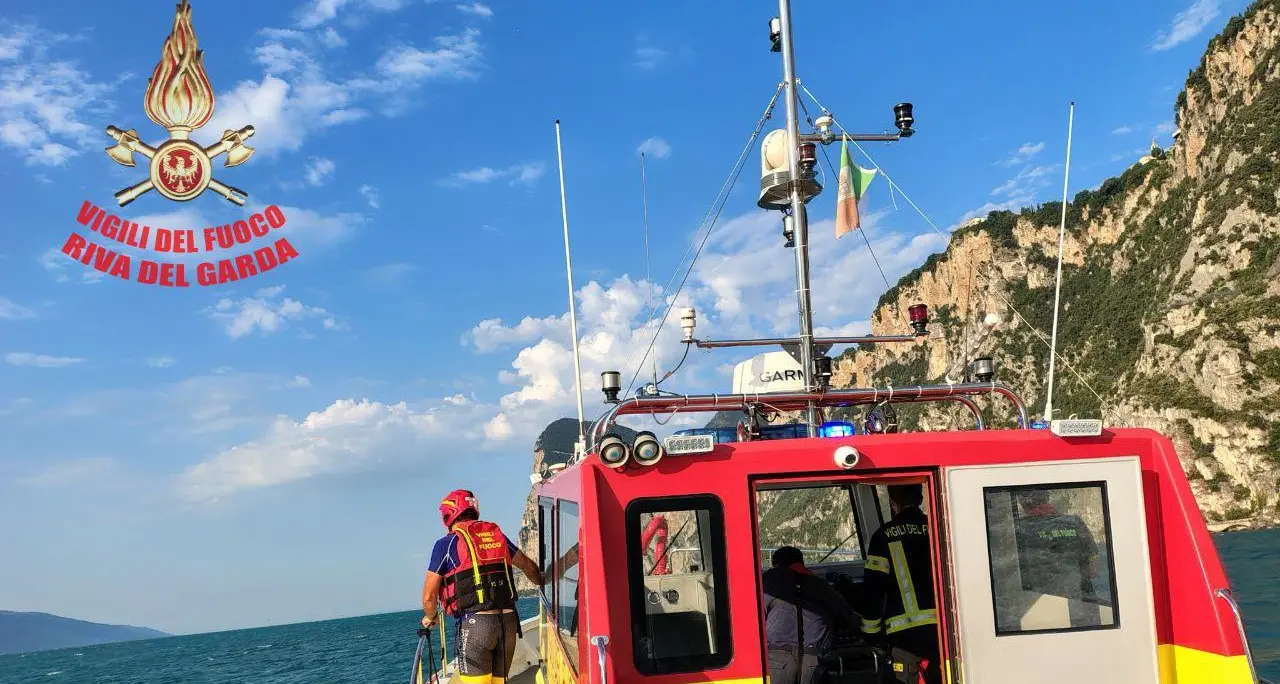 Surfista in difficoltà nel lago di Garda, soccorsi anche da Riva