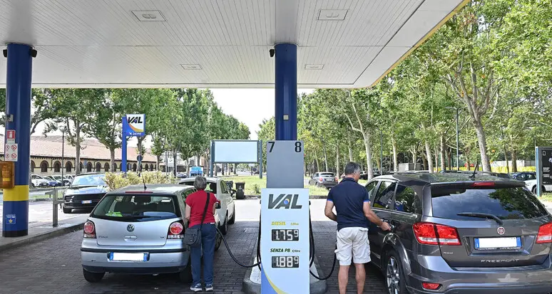 Prezzo del carburante: ancora rialzi per il diesel, self a 1.816 euro al litro