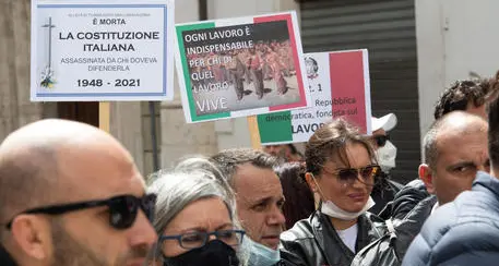 Manifestazioni per le riaperture, tafferugli davanti alla Camera