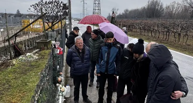 Un anno fa moriva Sara Piffer, la famiglia sul luogo dell’incidente: “È sempre con noi”