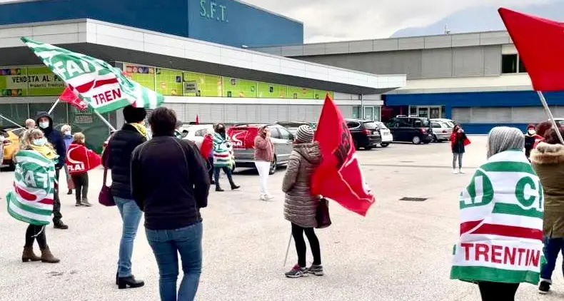 Operaie «costrette» a lavorare per rimediare l’errore? La Sft contesta: «Non è vero», ma i sindacati attaccano: «Convocate una per una, senza difesa»