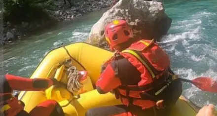 Si ribalta un gommone di rafting nelle acque del Noce: grave uno degli occupanti