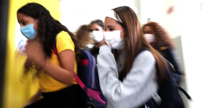 Il 10 gennaio si torna in classe? Con il contagio Omicron, difficile. E intanto arriveranno le mascherine Ffp2 da distribuire nelle scuole