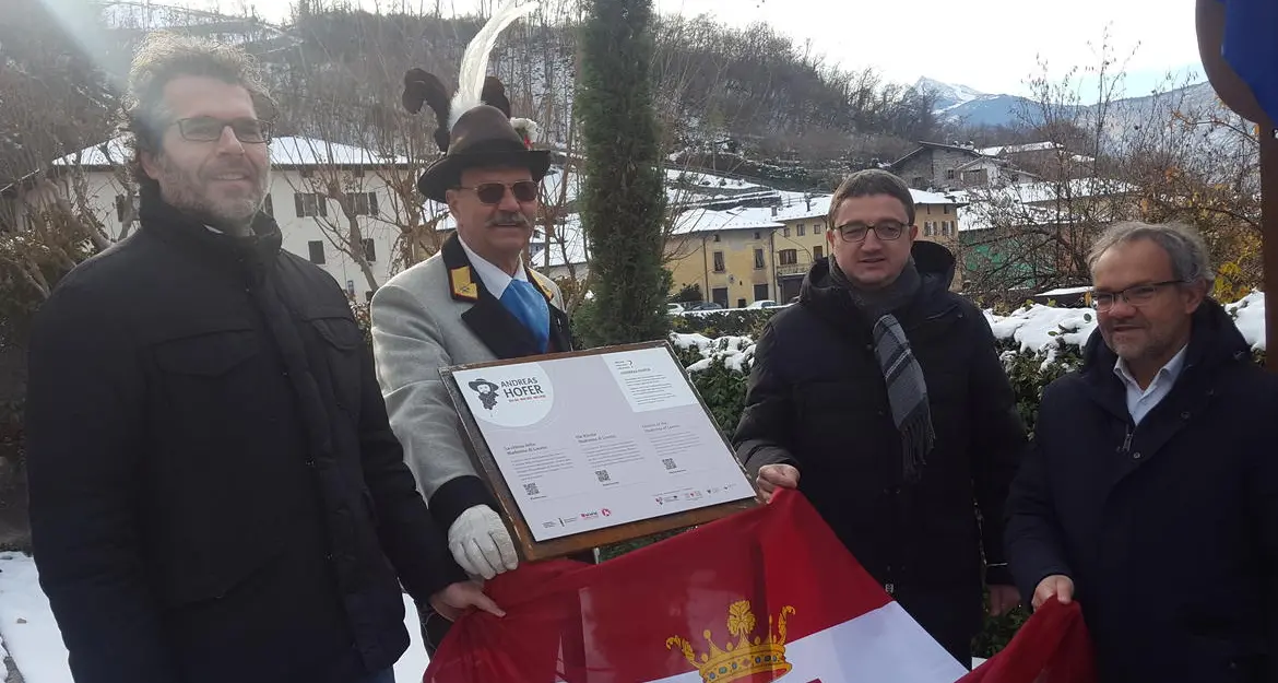 La lapide per Andreas Hofer a Lavis: Schützen e autorità, ma anche polemiche, e alla fine si ricorda che l’oste era il primo no-vax