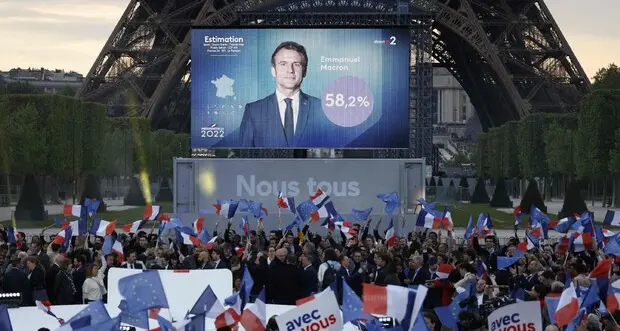 Macron rieletto con il 58%, folla in festa sotto alla Tour Eiffel. Le Pen: “Non finisce qui”
